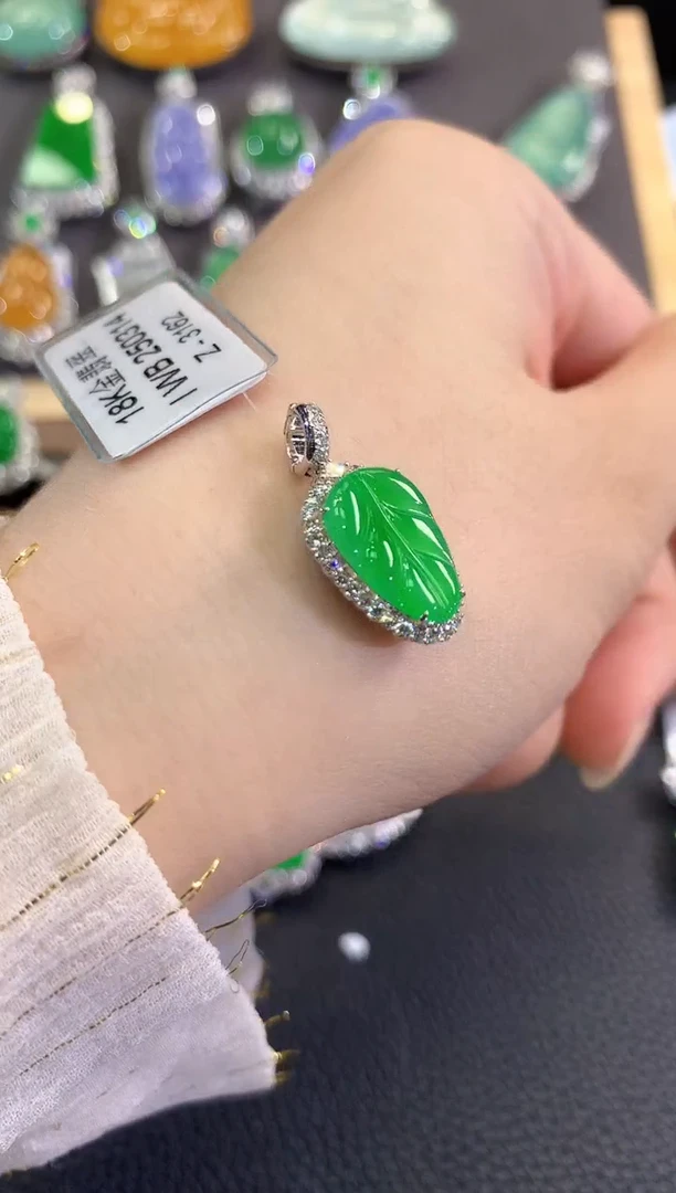 翡翠18K金镶嵌吊坠(不含链)春日珠宝 D99