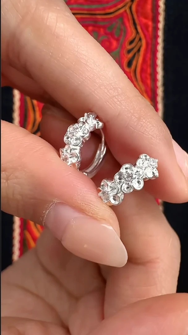 无足银莫桑钻桃花耳扣