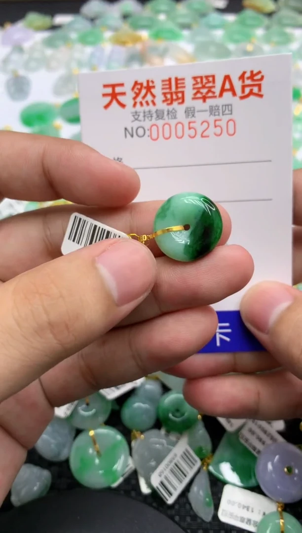 翡翠18K金镶嵌颈饰11111111111