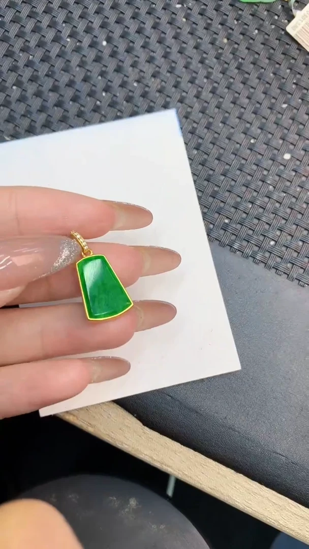 颈饰未镶嵌翡翠1