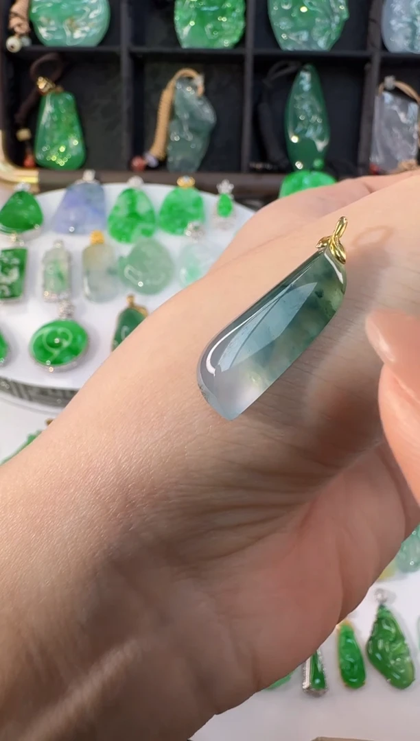 颈饰18K金镶嵌翡翠缅甸A货翡翠