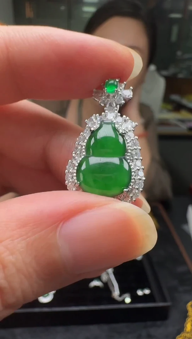 吊坠(赠链)未镶嵌翡翠天然A货翡翠满绿葫芦吊坠