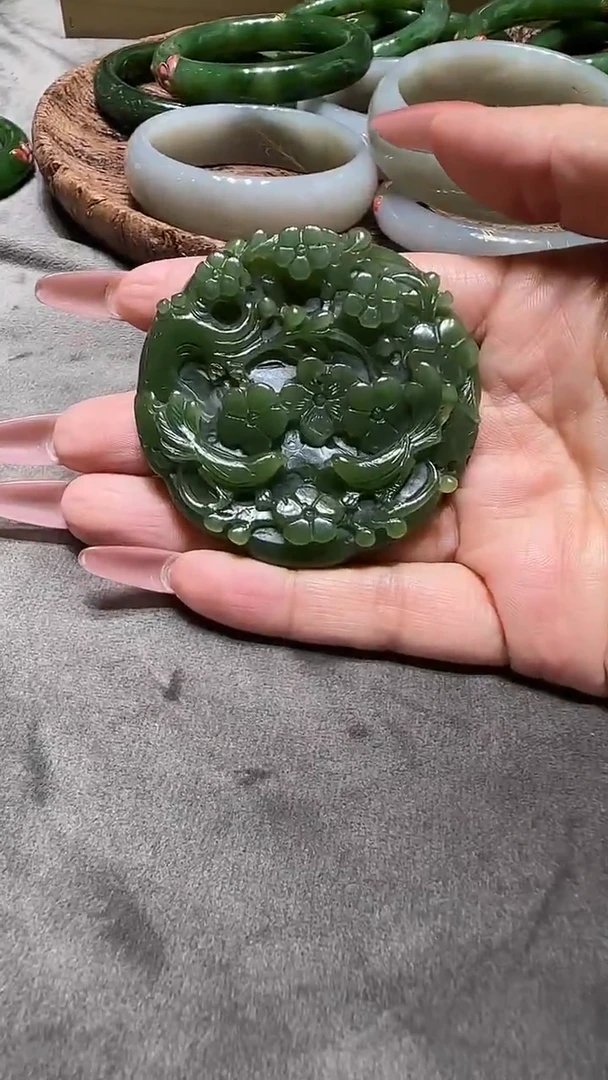 吊坠(赠链)未镶嵌和田玉LK18
