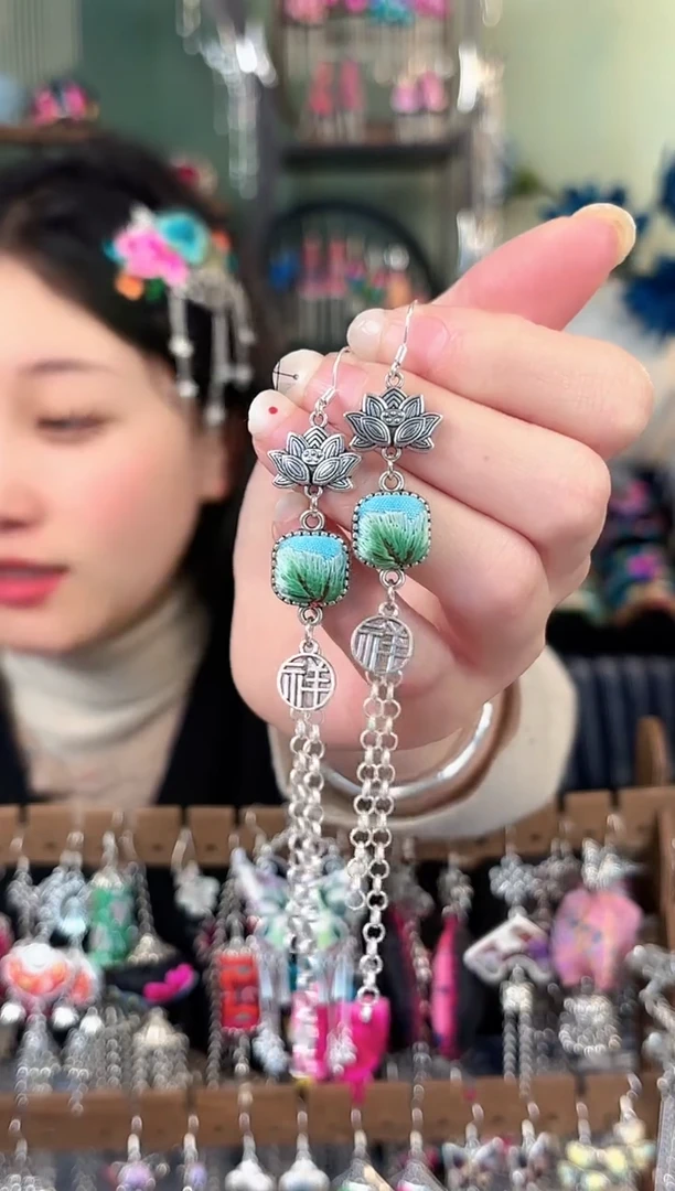 彩云南阁非遗老绣饰品552*