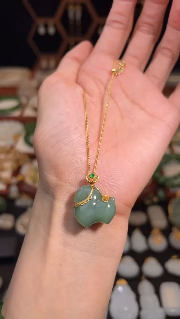 18K金镶嵌和田玉挂件福利