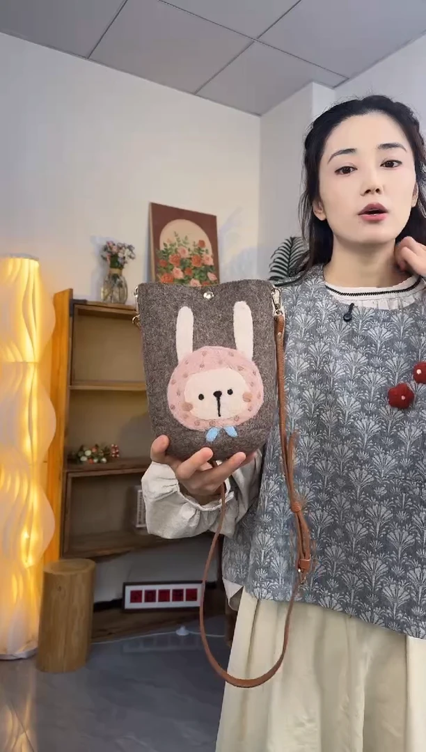 羊毛非遗纯手工包  手机包兔子