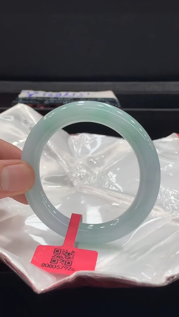 翡翠手镯未镶嵌手镯