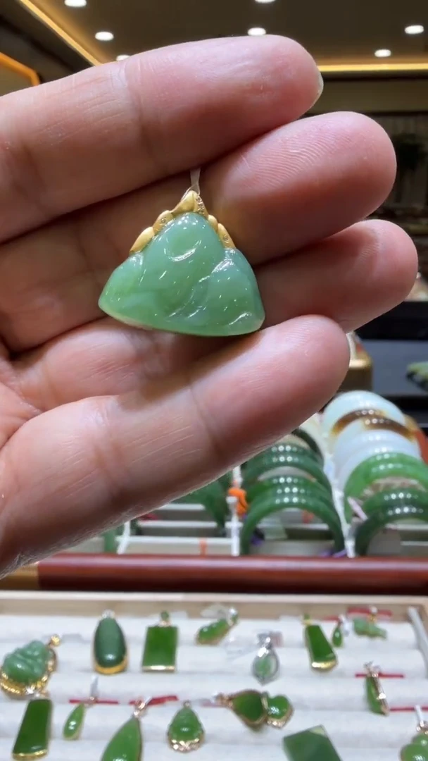 颈饰18K金镶嵌和田玉挂件多样性发一