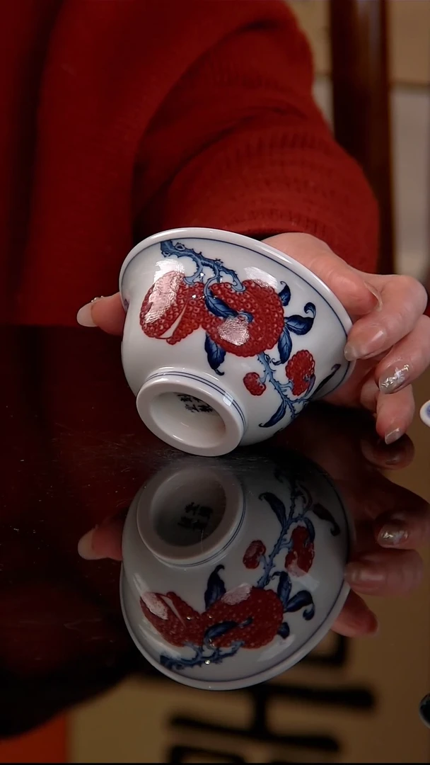 刻画堂青花釉里红荔枝压手杯