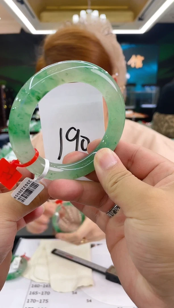 石英质玉（非洲翠）手镯未镶嵌天然冰飘花
