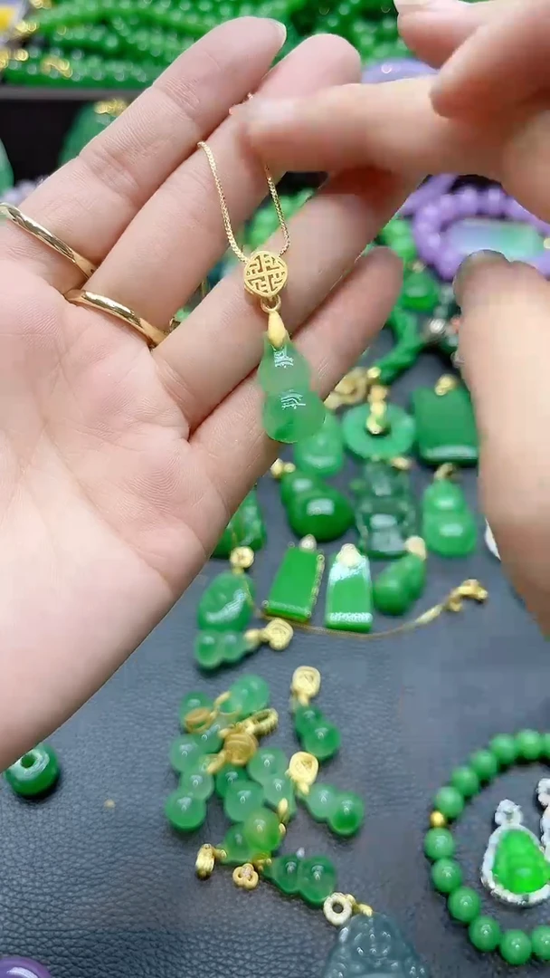 颈饰未镶嵌翡翠飘花葫芦