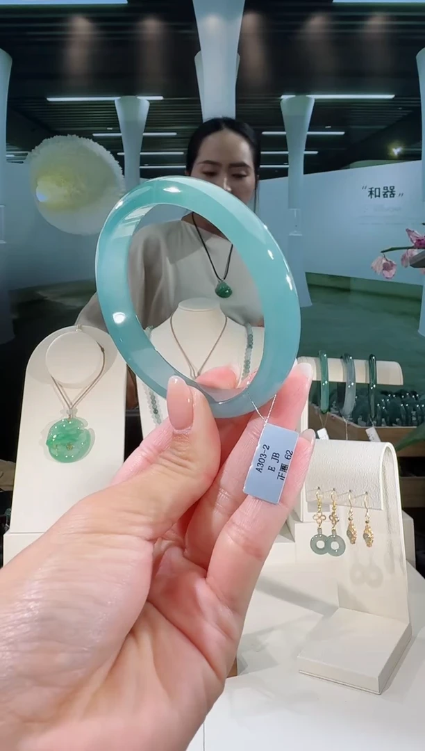 翡翠手镯未镶嵌62圈