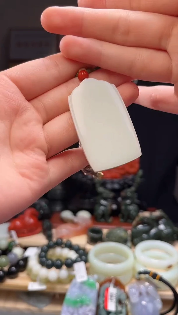 颈饰未镶嵌和田玉吊坠