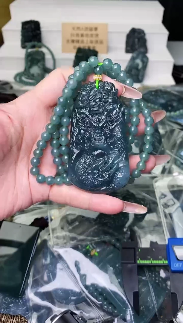 颈饰未镶嵌翡翠