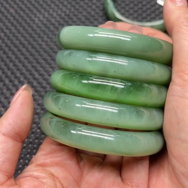 【老郑家】和田玉手镯一支  (多样性发1件) 微微黑点