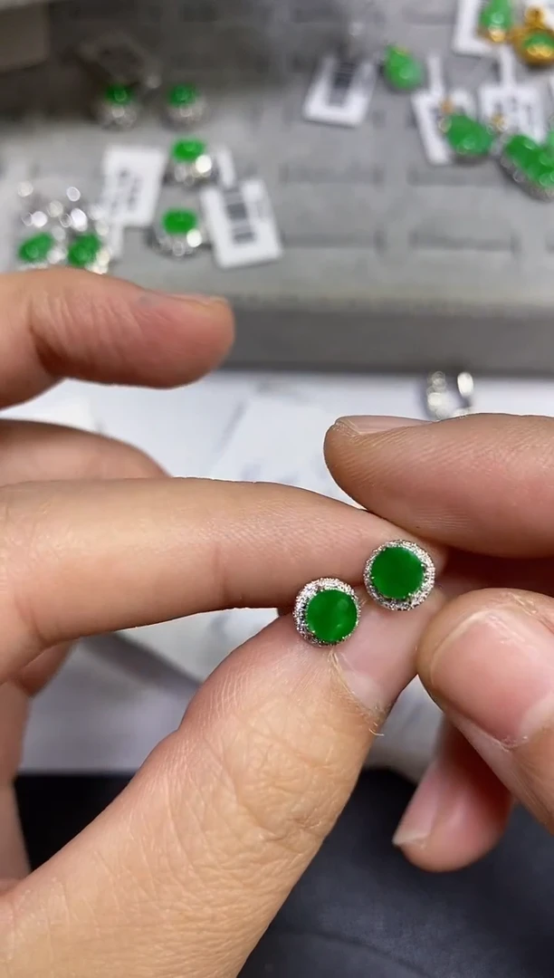 18K金镶嵌翡翠耳饰18K金镶嵌 翡翠 耳饰