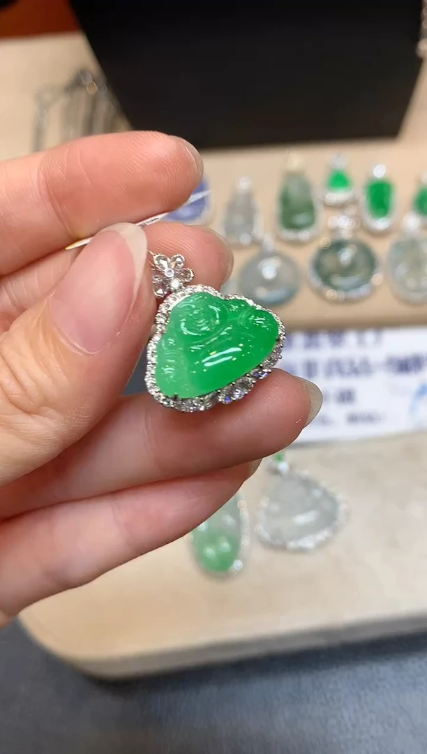 颈饰18K金镶嵌翡翠佛公【无服务费