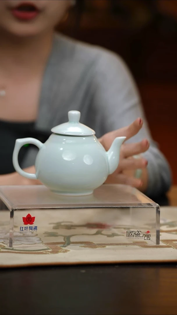 1个正价影青带盖飘逸壶(套)