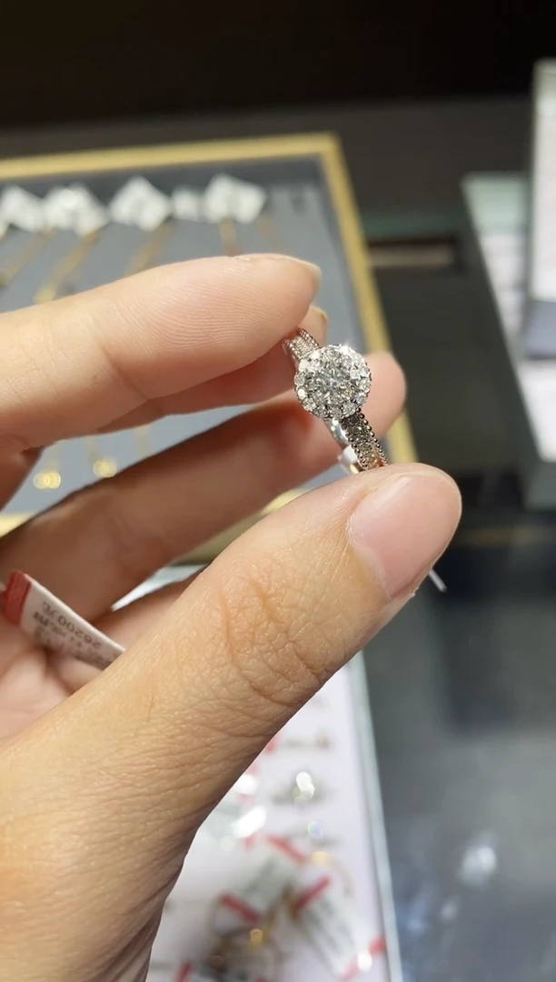 18K金镶嵌戒指/指环钻石