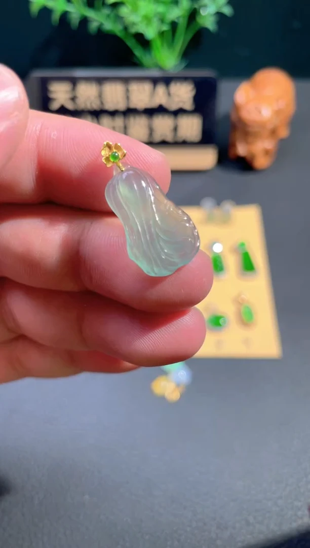 颈饰18K金镶嵌翡翠翡翠