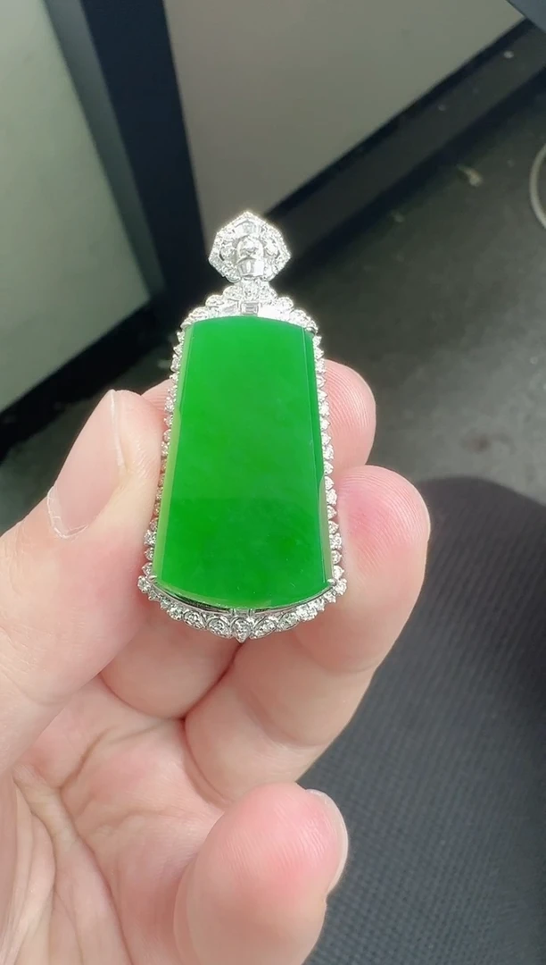 颈饰18K金镶嵌翡翠寄售回流，24小时鉴赏期