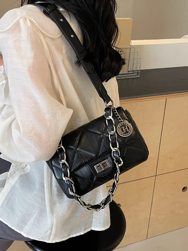 贰壹W早春新款女包时尚小众简约斜挎包