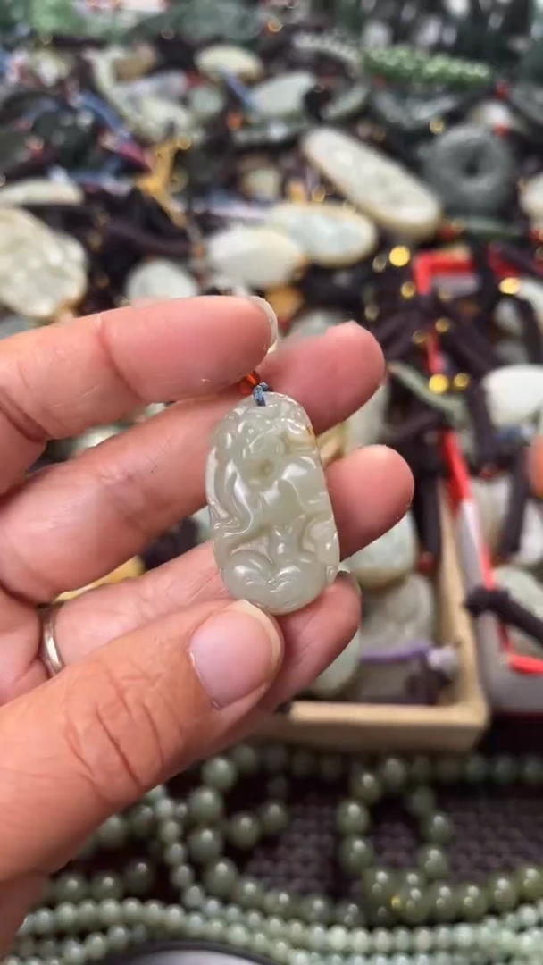 【闪购商品】和田玉颈饰未镶嵌多样性发货没有证书，拍一发一.有瑕