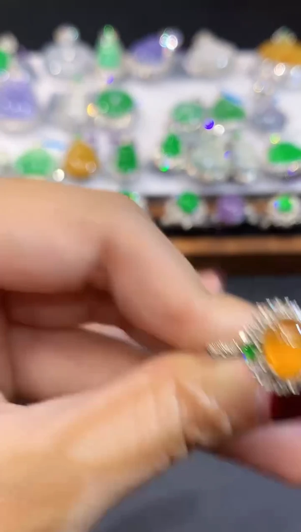 18K金镶嵌戒指翡翠多样性发其一