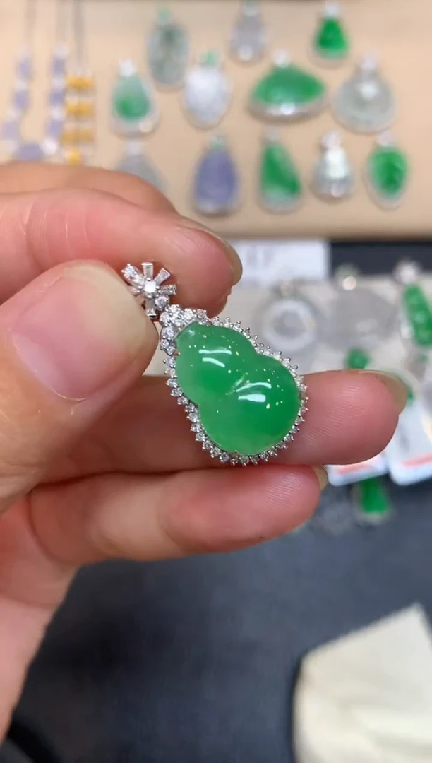 颈饰18K金镶嵌翡翠葫芦【无服务费