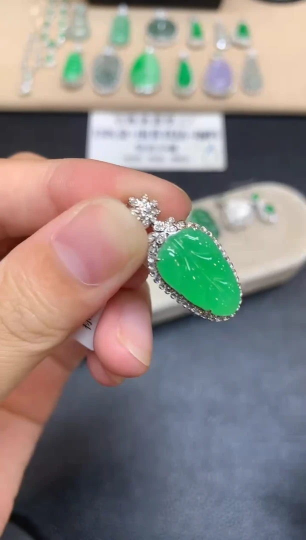 颈饰18K金镶嵌翡翠树叶【无服务费