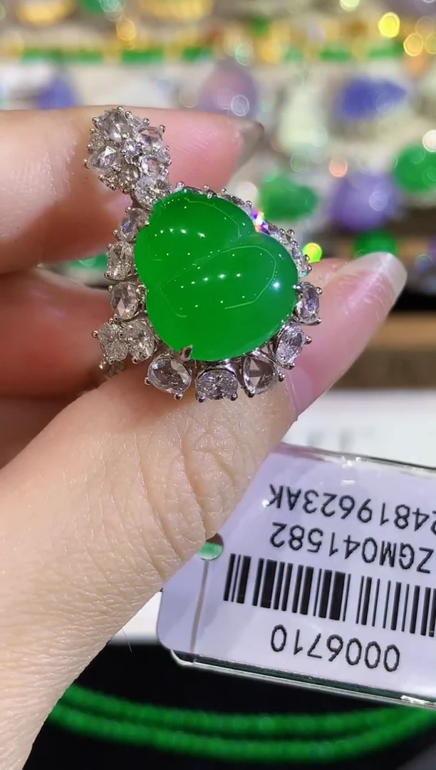 18K金镶嵌戒指翡翠团***8多样性发其一
