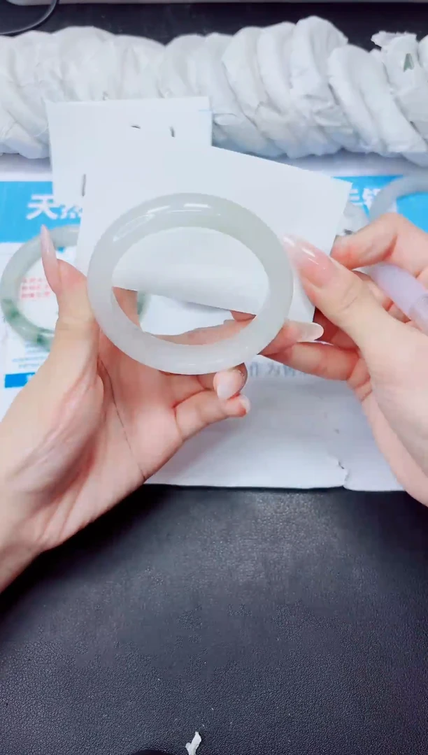 石英质玉手镯未镶嵌81/52