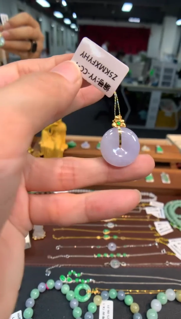 翡翠18K金镶嵌颈饰平安扣