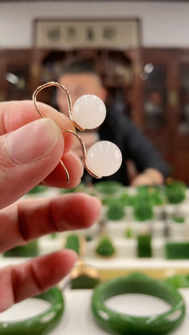 【闪购商品】和田玉耳钩银S925镶嵌白玉高跟鞋耳钩