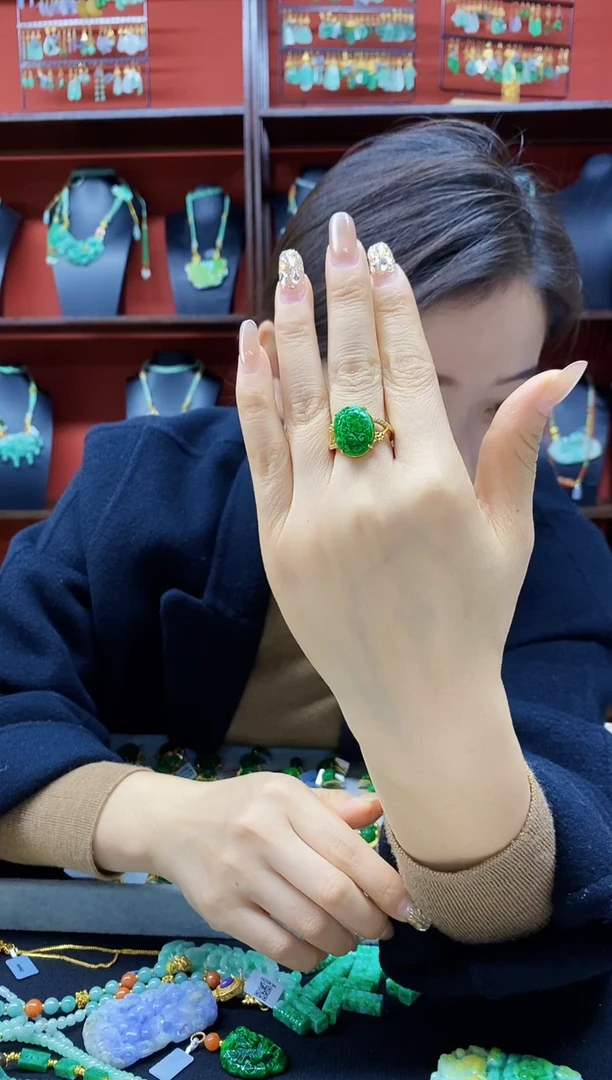 颈饰未镶嵌翡翠戒指