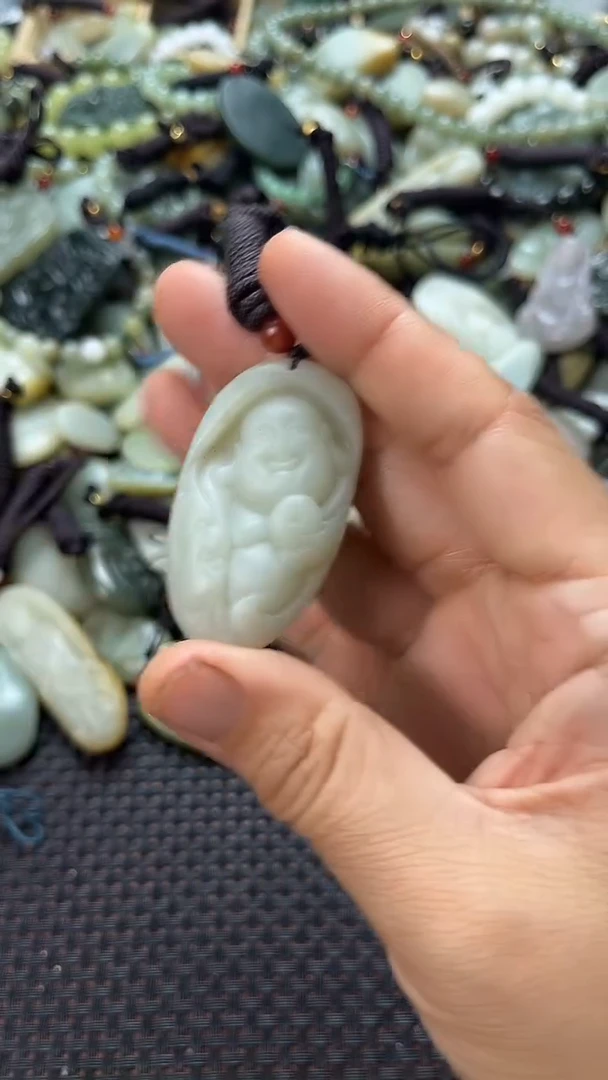 和田玉未镶嵌颈饰（多样性发一件）没有证书有瑕