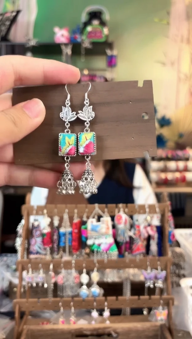 彩云南阁非遗老绣饰品002