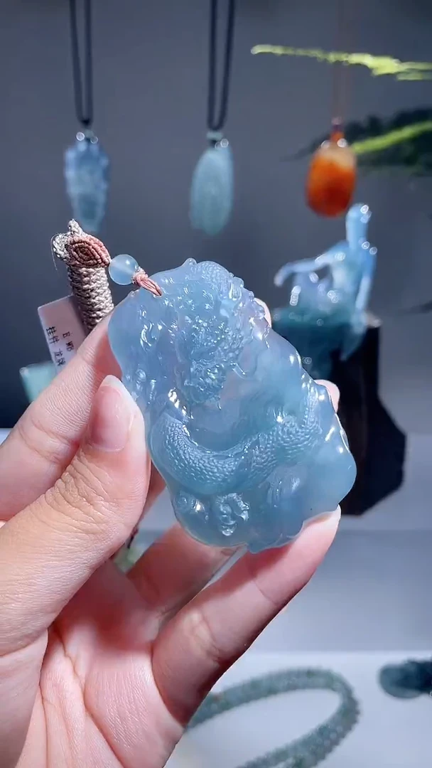 颈饰未镶嵌翡翠驴***羽龙牌