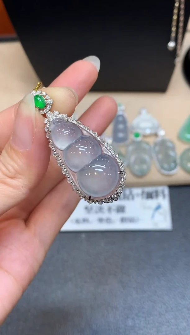 颈饰18K金镶嵌翡翠福豆【无服务费