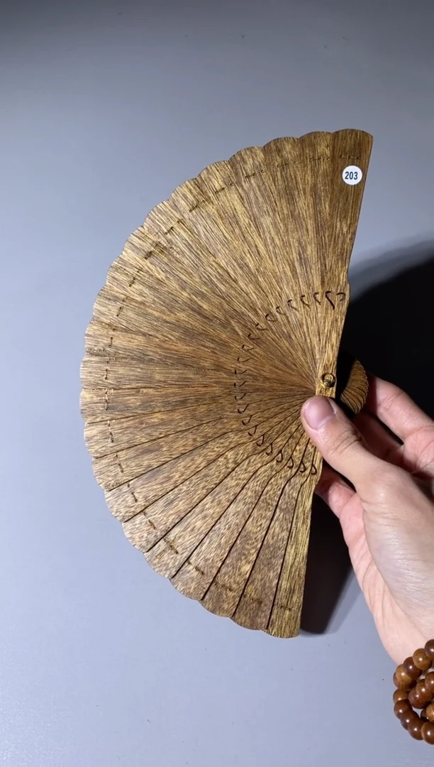 【闪购商品】金丝楠木雕203号15cm金丝楠木小叶桢楠扇子