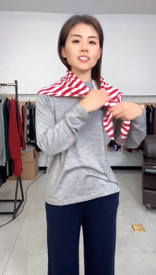 羊绒三角巾红条纹