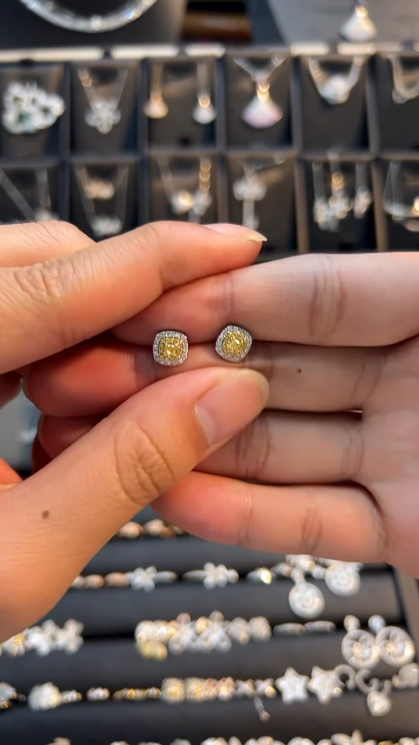 耳饰18K金镶嵌钻石50分方糖耳钉