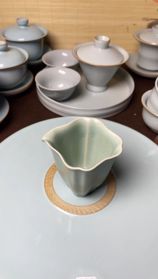 一品一价-仿古翠绿釉超薄手抓公道杯