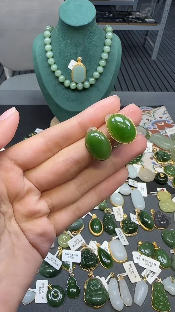 18K金镶嵌和田玉耳饰1