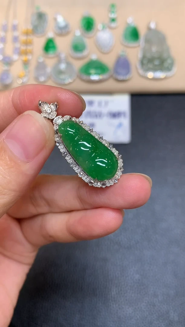 颈饰18K金镶嵌翡翠福豆【无服务费【48小时鉴赏期】