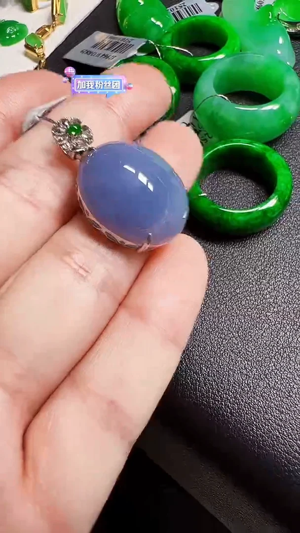 颈饰18K金镶嵌翡翠蛋面