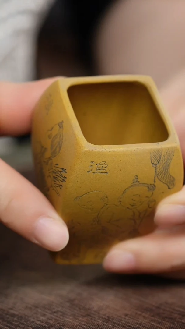 微念堂黄金段刻绘渔樵读紫砂杯