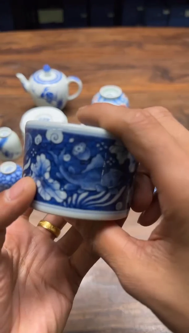 M****l快雪时晴 青花蓝地鱼藻纹 玉润杯