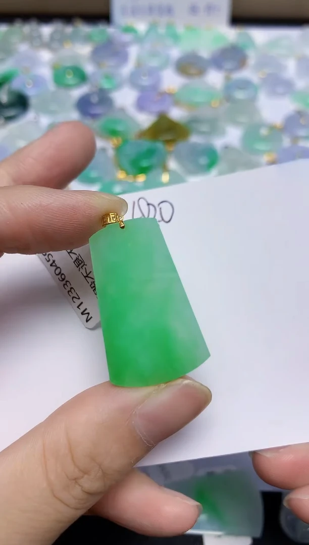 翡翠18K金镶嵌颈饰11111111111