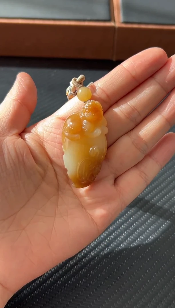 吊坠(赠链)未镶嵌和田玉且末金山微色差吊坠